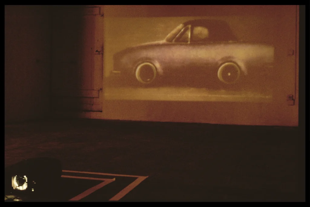 Photo d'une installation, avec projection.