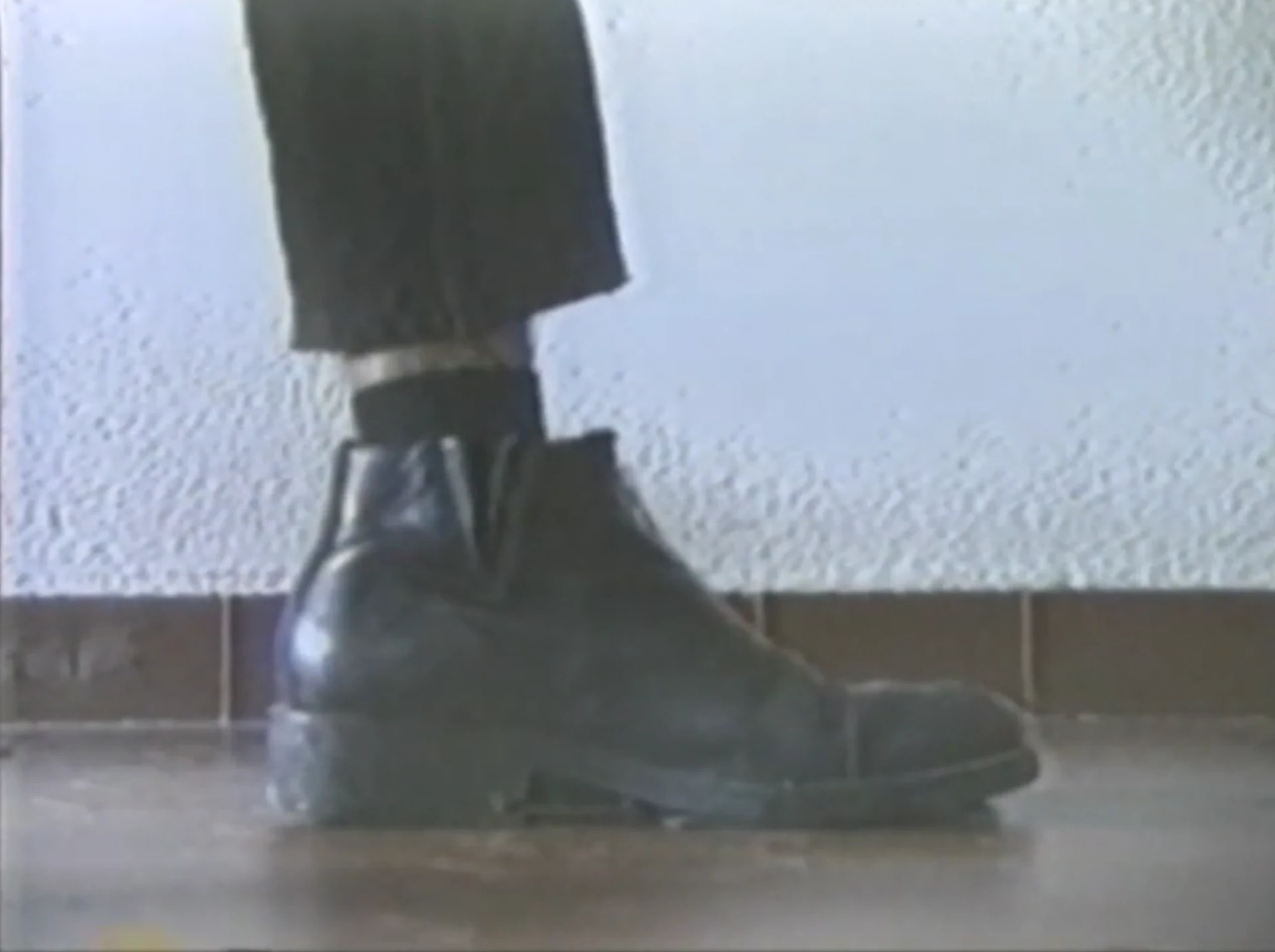 Capture issue de la vidéo Rock maigre, montrant un pied dans une chaussure. Ou pas.